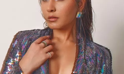 Raashii Khanna’s Toned Physique Pics Goes Viral