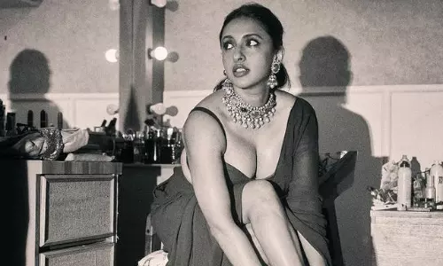 పిక్ టాక్‌ : క్లీవేజ్ షో మెరుపుల కపూర్ బ్యూటీ