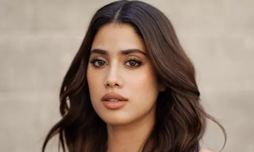 పిక్ టాక్ : అందాల మెరుపులు కురిపిస్తున్న జాన్వీ