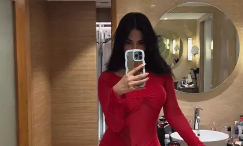 పిక్ టాక్‌ : చౌహాన్‌ ఎరుపు అందాలు కన్నుల విందు