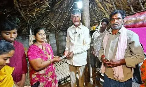 చెప్పినట్లే.. సీఎం చంద్రబాబు స్వయంగా ఇంటికెళ్లి పింఛన్ అందజేశారు