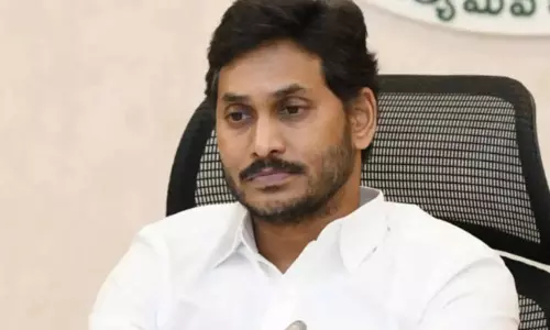జగన్ ని ఎయిర్ పోర్టులో రిసీవ్ చేసుకోవడానికి మనుషులు కావలెను !
