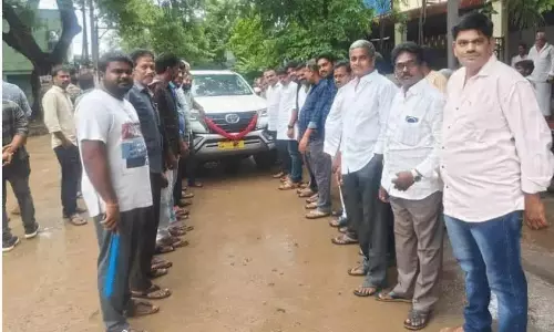 ఎమ్మెల్యేకి అత్యంత విలువైన కారు గిఫ్ట్‌ ఇచ్చిన జన సైనికులు!