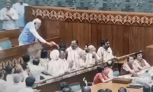 వాటర్ టైం : విపక్ష ఎంపీకి నీళ్ళిచ్చిన మోడీ!