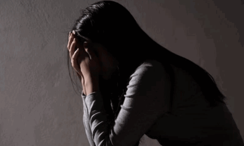 వీడెవడండీ బాబూ.. భార్య ప్రైవేట్‌ పార్టుకు గొలుసులతో తాళం!