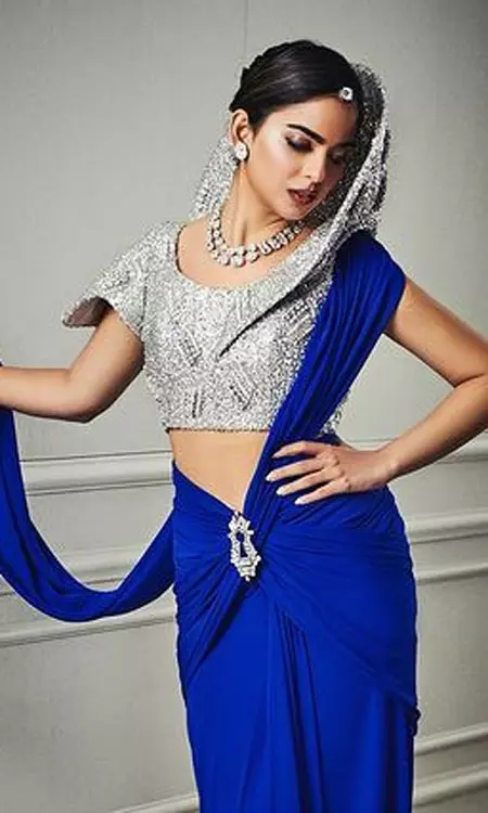 Isha Ambani Shines In Lehenga!