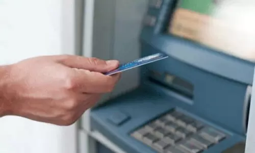 ఓర్నీ.. రూ.100 కోసం ఏటీఎంనే పగలగొట్టేశాడు