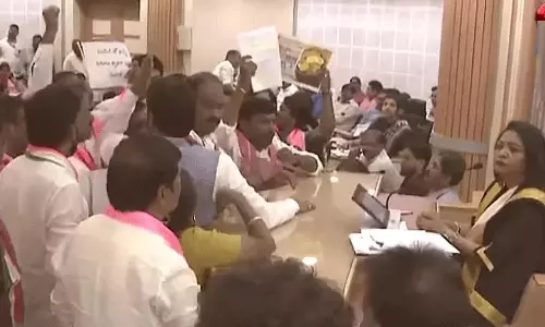 జీహెచ్ఎంసీలో ప్లకార్డుల ర‌గ‌డ‌.. కొట్టుకున్న కార్పొరేట‌ర్లు!