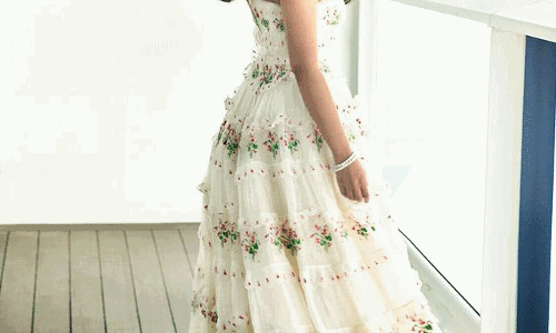 Isha Ambani Shines In Lehenga!