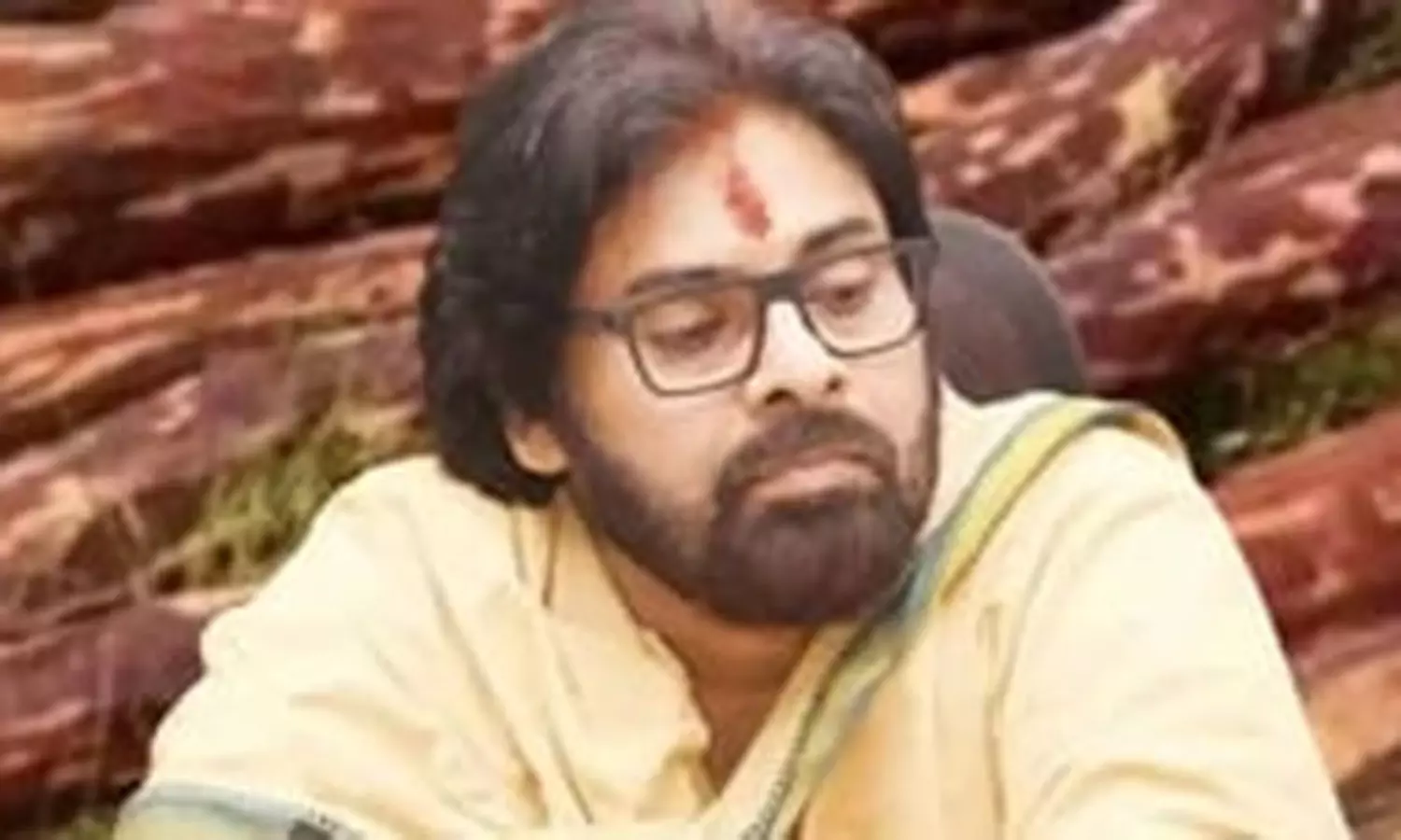 ఎర్ర చందనం మాట ఎత్తినంతనే పవన్ ను టార్గెట్ చేస్తున్నట్లు? ఎర్ర చందనం మాట ఎత్తినంతనే పవన్ ను టార్గెట్ చేస్తున్నట్లు?