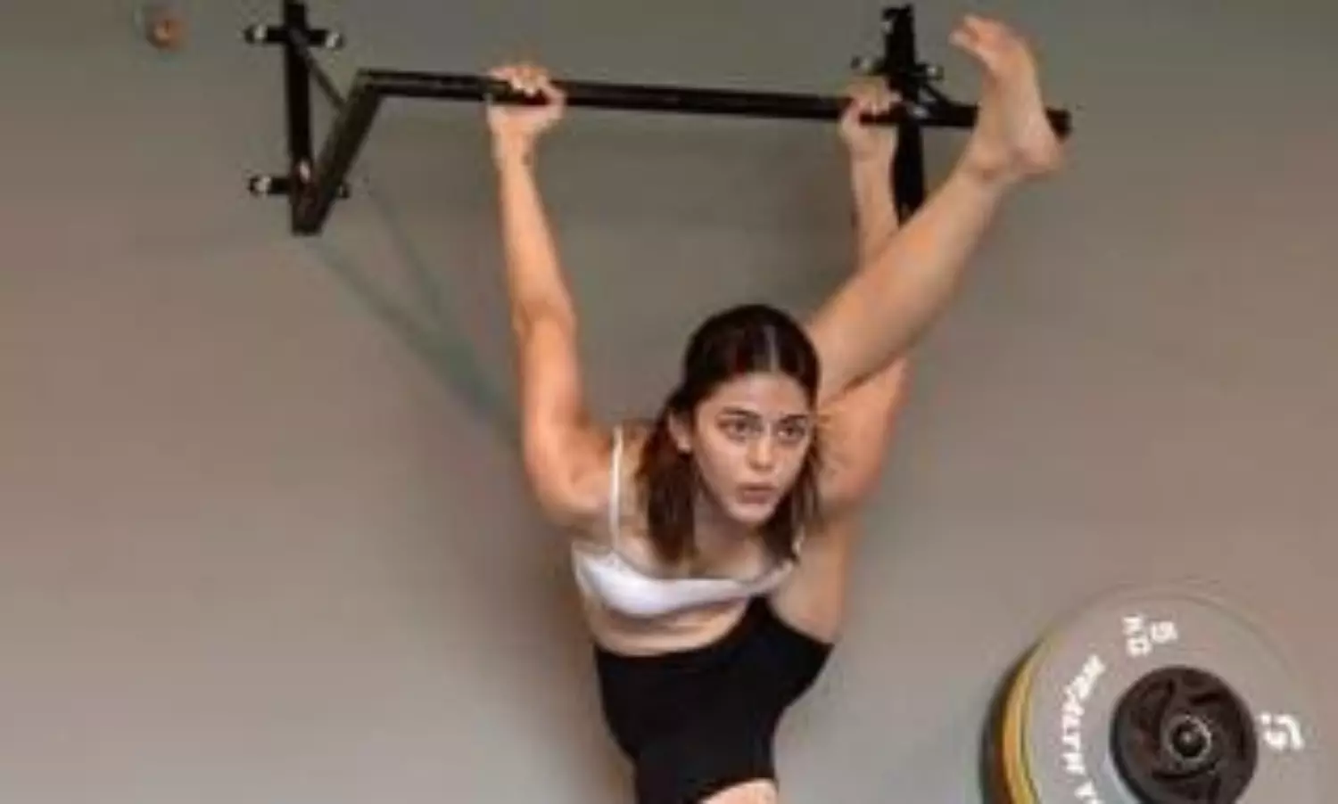 జ‌స్ట్ మిస్  మ్యాం మ్యాం..తొడ‌,మెడ జారిపోయేవే!