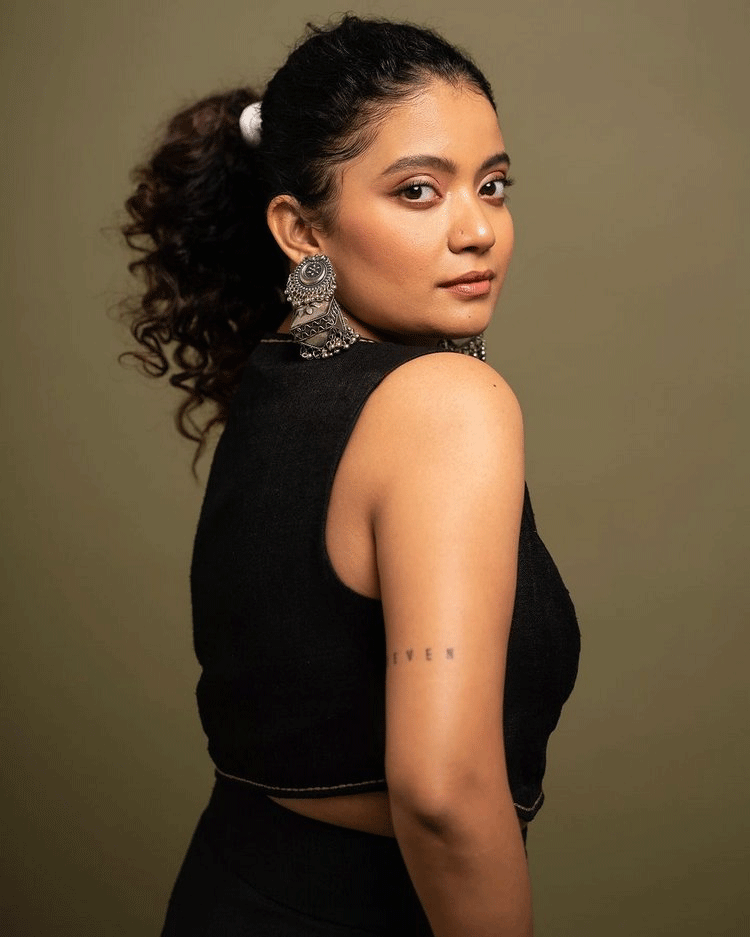 Anna Ben Looks Smart & Beautiful Anna Ben Looks Smart & Beautiful