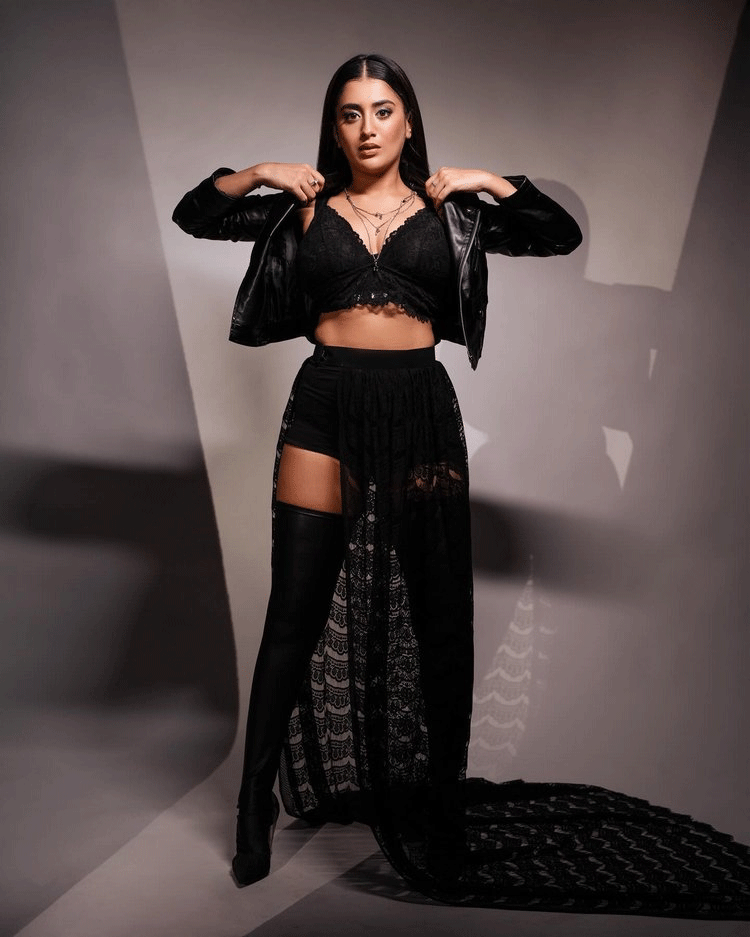 Rashi Singh Looks Ultra Glamorous