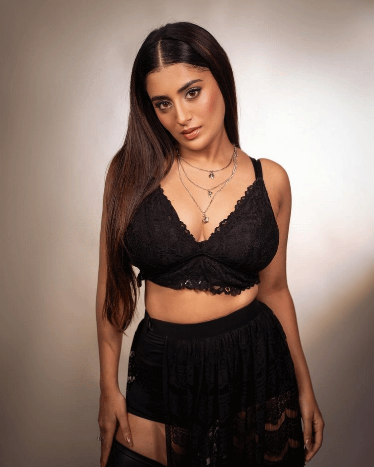 Rashi Singh Looks Ultra Glamorous