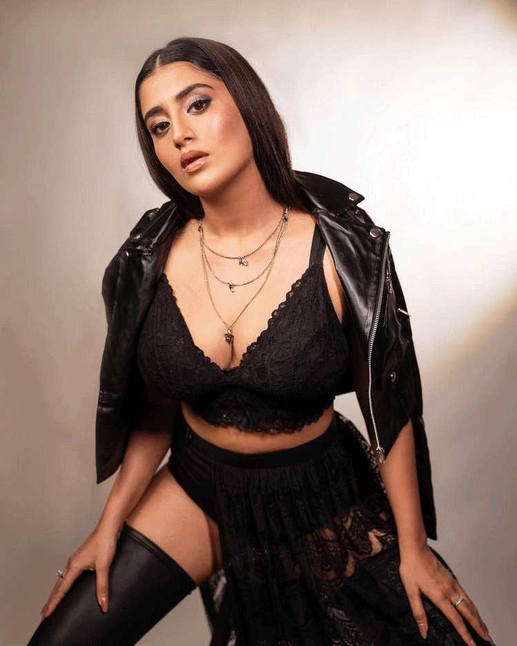 Rashi Singh Looks Ultra Glamorous