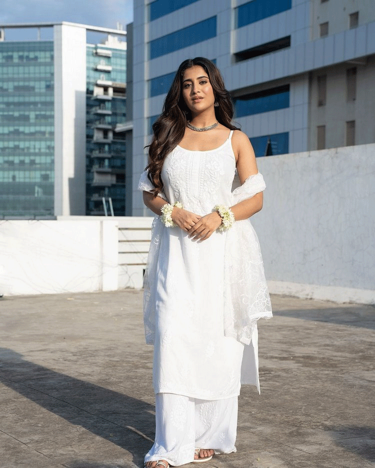 Rashi Singh Looks Ultra Glamorous