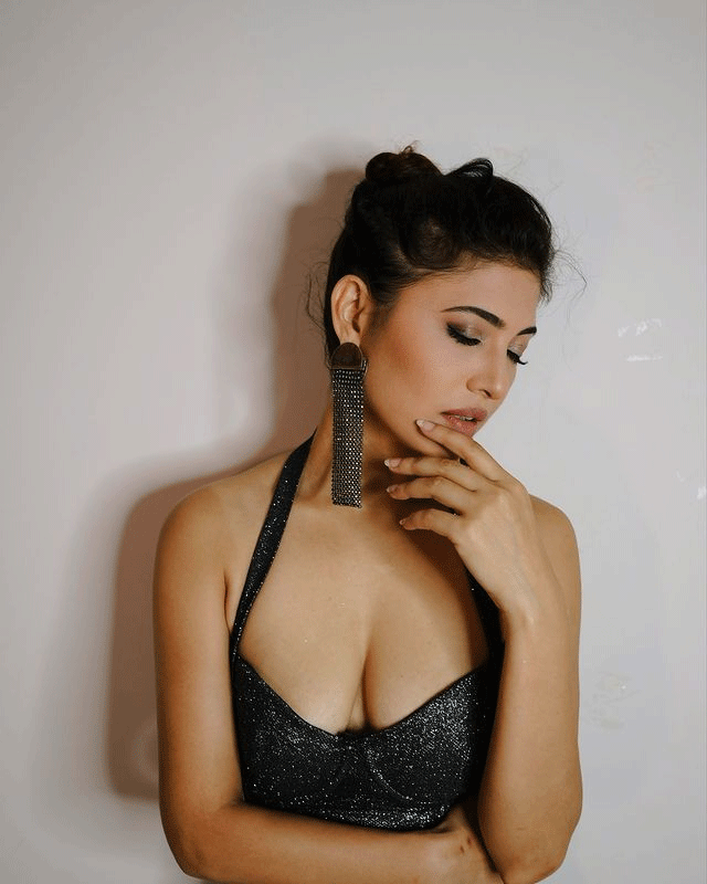 Poonam Rajput’s Aura Is Captivating Poonam Rajput’s Aura Is Captivating