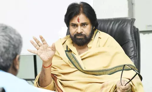 రెండు పడ‌వ‌ల‌పై ప‌వ‌న్ ప్ర‌యాణం.. సాధ్య‌మేనా..?