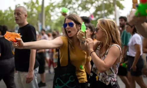 పర్యాటకులు వద్దంటున్న ప్రజలు... కొత్త  డిమాండ్!