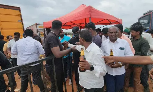 ఏపీ బార్డర్ లో వేల మందికి లిక్కర్ పార్టీ... వీడియో వైరల్!