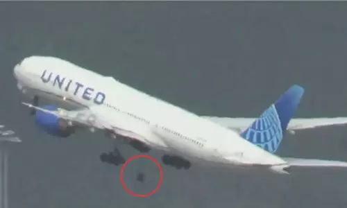 విమానం గాల్లో ఉండగా ఊడిన టైరు... వీడియో  వైరల్!