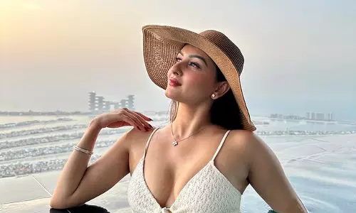 Zaara Yesmins Eye-catching Poolside Glam