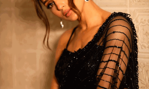 Mimis Mesmerizing Look in Black