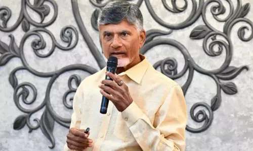 పోలీసుల్ని కంట్రోల్ చేయటంలో బాబు సర్కార్ ఫెయిల్ అవుతోందా?