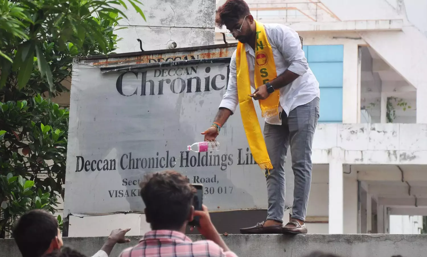 ఏపీ మీడియా ఏకాకి అవుతోందా..!