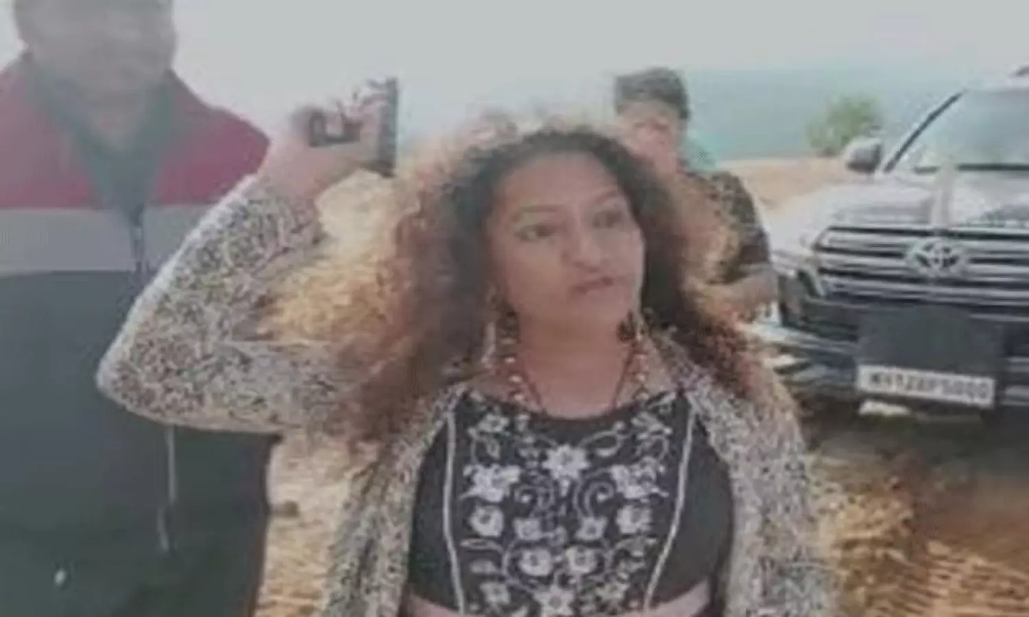 కూతురు ట్రైనీ ఐఏఎస్...  తుపాకీతో రైతులను బెదిరిస్తోన్న తల్లి!