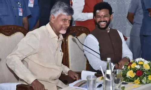 కొట్టొచ్చినట్లుగా బాబులో మార్పు.. ఎండ వేళ గొడుగు నీడకు నో