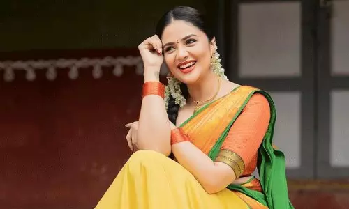 పిక్ టాక్ : లంగా ఓనిలో అందాల రాములమ్మ