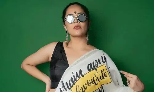 కన్ను గీటిన అనసూయ.. వైట్ శారీలో కిర్రాక్!