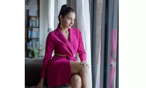 పిక్‌ టాక్ : పింక్ లో అందమైన బాస్ లేడీ