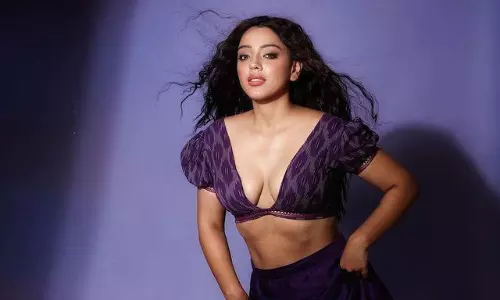 దేవియాని శర్మ గ్లామర్ బ్లాస్ట్