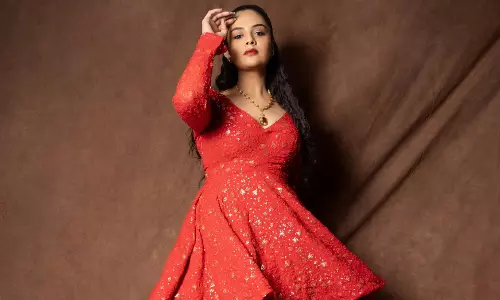 పిక్ టాక్ : పొట్టి గౌనులో తెలుగు బుల్లి తెర బాంబ్ పిక్ టాక్ : పొట్టి గౌనులో తెలుగు బుల్లి తెర బాంబ్