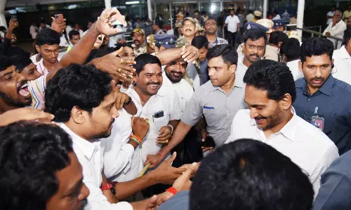 ఐదేళ్ల తర్వాత తొలిసారి సామాన్యులతో కలిసి జగన్ ఫ్లైట్ జర్నీ