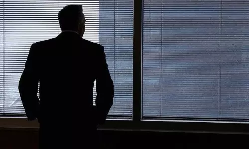 న‌టితో మేక‌ప్ వ్యాన్‌లో రెడ్ హ్యాండెడ్‌గా చిక్కాడు