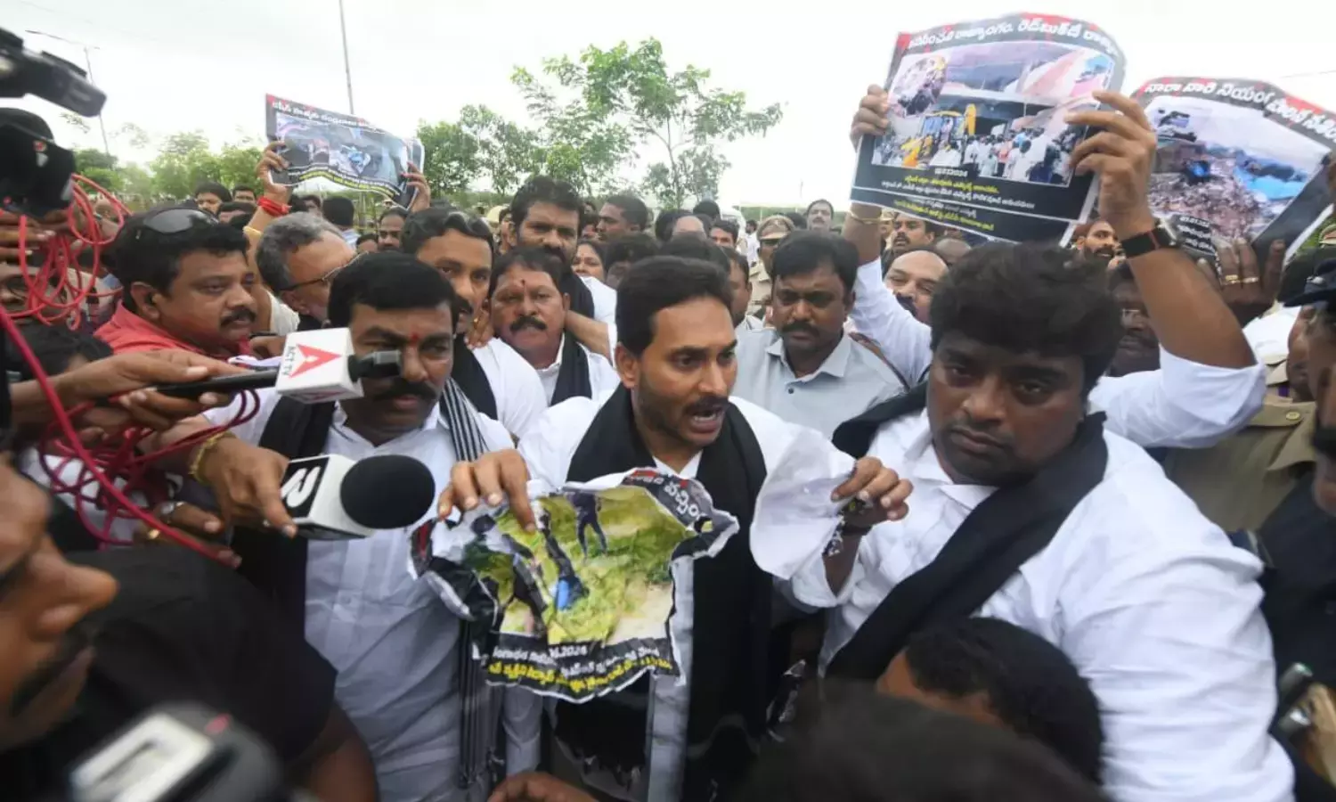 జగన్ ఈజ్ బ్యాక్...క్యాడర్ ఈజ్ నాట్ ఇన్ ఫ్రంట్ !