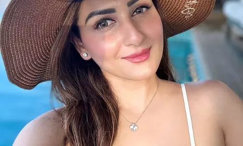 Zaara’s Beauty in Ivory Besides Sea