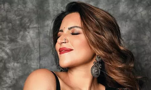 పిక్ టాక్ : బ్లాక్ లో అందాల క్లీవేజ్ సికిందర్‌