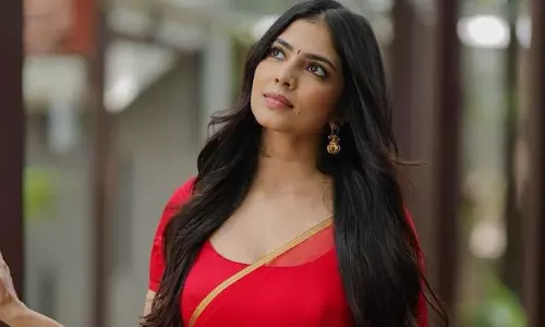 పిక్ టాక్ : ఎరుపెక్కిన నడుము అందం