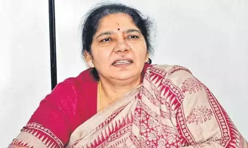 ఎమ్మెల్యేలు వెళ్లిపోతున్న బీఆర్ఎస్ లో.. ఎమ్మెల్సీ సత్య నిష్ట చెప్పుకోదగ్గదే