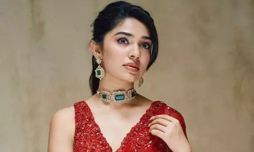 ఎర్ర కోకలో బంగారు పాప..!