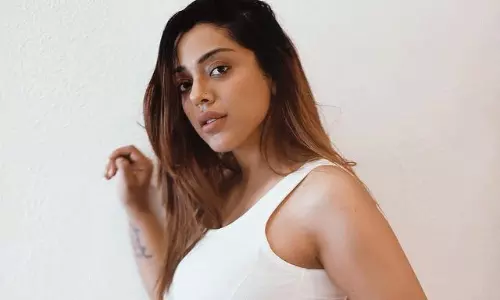 ఇన్నర్ సొగసులతో దేవియాని కిల్లర్ లుక్