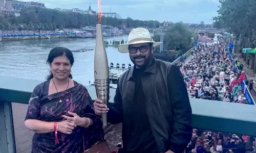 పారిస్‌లో ఒలింపిక్ టార్చ్‌తో చిరు- సురేఖ దంప‌తులు