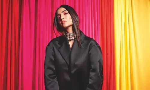 క‌పూర్ ఫ్యాష‌నిస్టా మైండ్ బ్లాక్ ఫోజ్