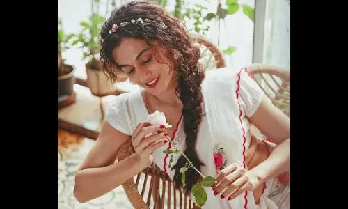 తెల్ల చీర‌లో తాప్సీ పువ్వందం!