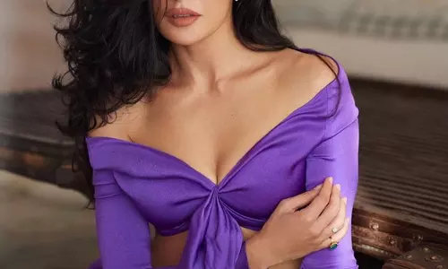 Jacqueline’s Glamorous Statement in Violet!