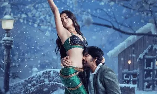 భాగ్యశ్రీ నడుముపై రవితేజ ముద్దు అదిరిపోయిందంతే! భాగ్యశ్రీ నడుముపై రవితేజ ముద్దు అదిరిపోయిందంతే!